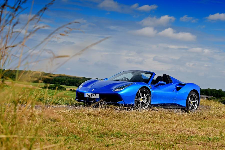  Ferrari 488 Spider 2016 года  (UK) (фото 10 из 28)